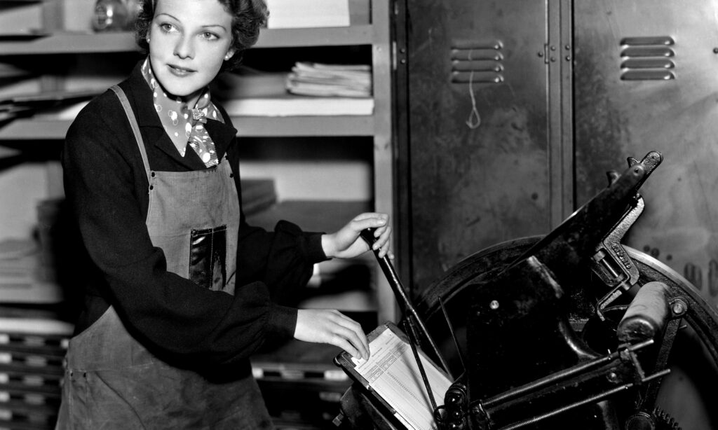 Frau bedient Heidelberger Tiegel in den 50er Jahren